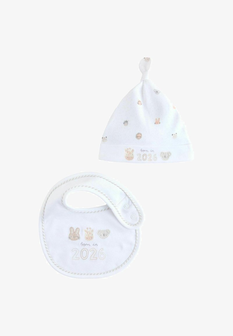 Chapeau en coton blanc pour bébé avec un nœud en haut et des imprimés animaliers dispersés ; bavoir assorti avec broderie "Né en 2026" et motifs animaux.