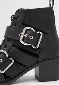 Miss Selfridge Botines camperos - black