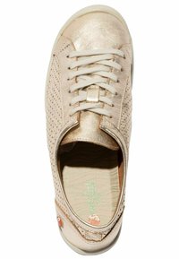 Sneaker perforato color oro rosa con lacci bianchi e soletta texture. Presenta una suola in gomma e un piccolo dettaglio del logo sul tallone.
