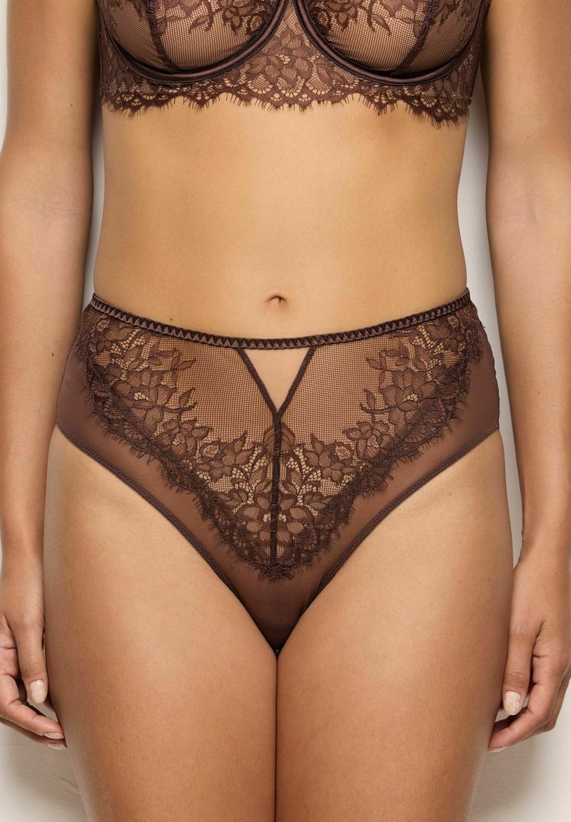 Set de lenjerie din dantelă maro, cu un overlay de dantelă florală pe plasă transparentă. Chiloții cu talie înaltă au un margine zimțată și un detaliu în formă de triunghi.