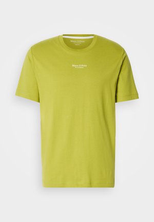 Tricou din bumbac verde lime, cu mâneci scurte și guler rotund, având un mic logo alb pe zona pieptului. Textură netedă.