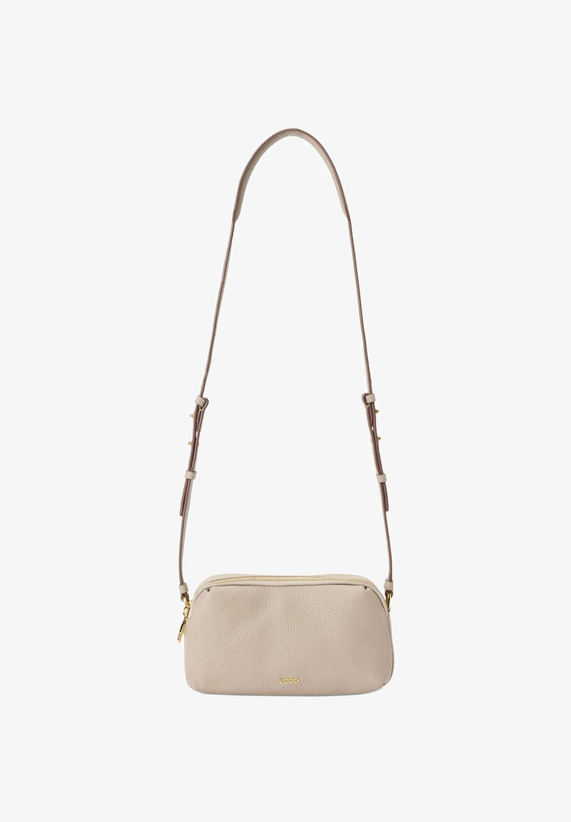 Beige læder crossover-taske med en tekstureret overflade, guldfarvede detaljer og lynlås-lukning. Har en justerbar rem for alsidighed.