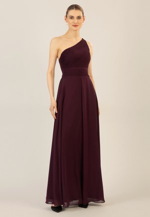 Asymmetrisches Abendkleid mit einem Schulterträger in tiefem Burgunder; gefälteter Oberteil, fließender Rock und weiche Textur; bodenlang mit einem seitlichen Reißverschluss.