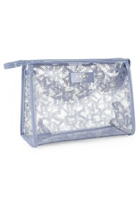Bolsa cosmética de vinilo transparente con un patrón geométrico en azul y blanco, cierre de cremallera y un ribete azul claro. Presenta el logo de DKNY en la parte frontal.
