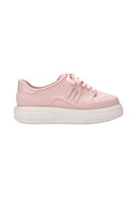 Des chaussures de sport roses en matériau synthétique lisse, avec un bout rond, rehaussées d'une semelle blanche texturée et de lacets assortis.