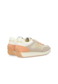 Sportschoenen in beige, crème en pasteloranje. Gemaakt van mesh en suède materialen. Dikke, gestructureerde rubberen zool met noppen. Merkennaam op de hiel.