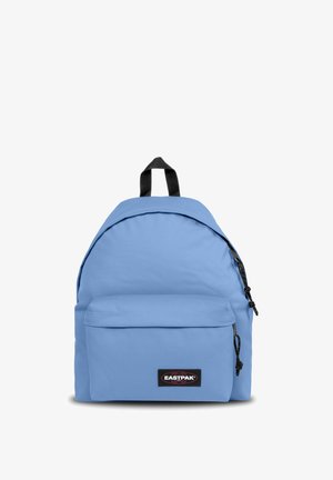 Mochila azul claro con un compartimento principal y un bolsillo frontal, hecha de tela duradera. Presenta un logotipo negro y correas ajustables negras.