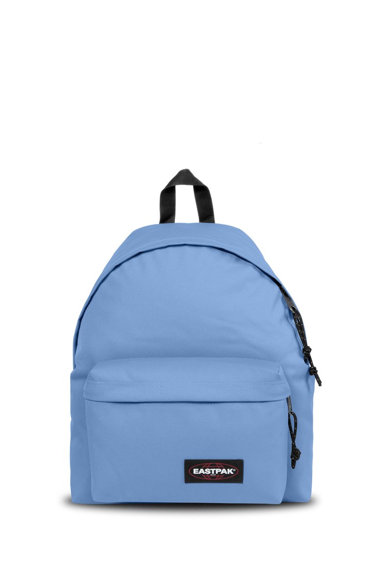 Světle modrý batoh s hlavní přihrádkou a přední kapsou, vyrobený z odolné tkaniny. Obsahuje černé logo a nastavitelné černé popruhy.