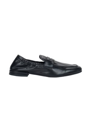 Schwarzer Herrenschuh (Loafer) aus Leder mit elastischem Fersenbereich, niedrigem Absatz und Riemendetail über dem Spann.
