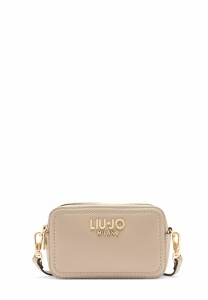Beige Handtasche aus Leder mit rechteckiger Form, goldenen Hardware-Akzenten, Steppdetails und einem Tragegurt. Markenname ist auffällig angebracht.