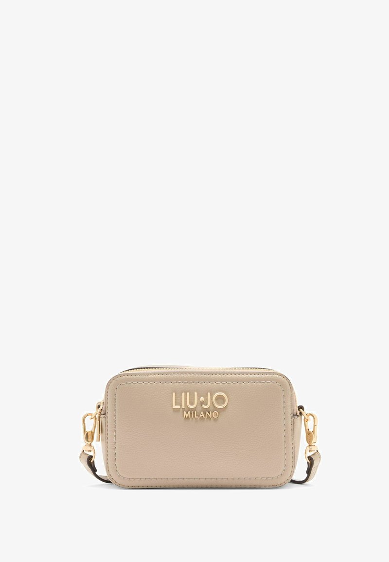 Beige Handtasche aus Leder mit rechteckiger Form, goldenen Hardware-Akzenten, Steppdetails und einem Tragegurt. Markenname ist auffällig angebracht.