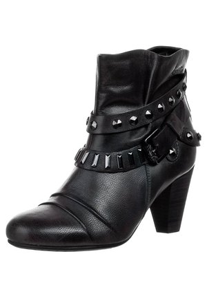 Bottine en cuir noir à talon empilé, avec des brides décoratives ornées de clous ronds et rectangulaires en métal, et un accent boucle.