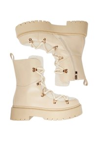 Bășici din piele de culoare crem, cu tălpi groase, sistem de închidere cu șireturi și cârlige metalice în față, fermoar pe lateral și căptușeală confortabilă din fleece.