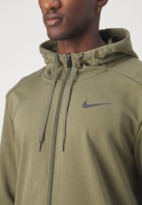 Nike Performance Felpa con zip - medium olive/black