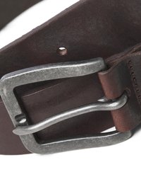 Bruine leren riem met een gestructureerd oppervlak, voorzien van een zilveren metalen gesp en een pin, met een gaatje voor maatverstelling.