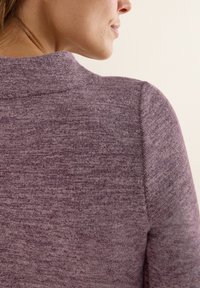 Fioletowy sweter dzianinowy z prążkowanym wzorem, posiadający wysoki kołnierz oraz teksturowany materiał, charakteryzujący się dopasowanym krojem i gładkimi szwami.