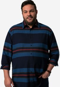 Camicia a maniche lunghe con bottoni di colore blu navy, caratterizzata da strisce orizzontali blu, bordeaux e oliva. Tessuto morbido con una vestibilità comoda.