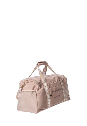 Svetlohnedá športová taška typu duffel s bočným sieťovaným vreckom, predným vreckom so zipsom a krémovými popruhmi s nápisom „Cardio Bunny“ na bielom pozadí.