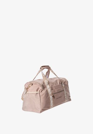 Jasnobrązowa sportowa torba typu duffel z siateczkową boczną kieszenią, przednią kieszenią na suwak i kremowymi paskami z napisem "Cardio Bunny" na białym tle.