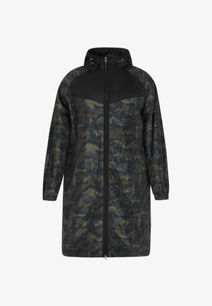 Kurtka w kamuflażowym wzorze w ciemnozielonym i czarnym kolorze, z kapturem, zapięciem na zamek oraz elastycznymi mankietami, zapewniającymi swobodny krój.