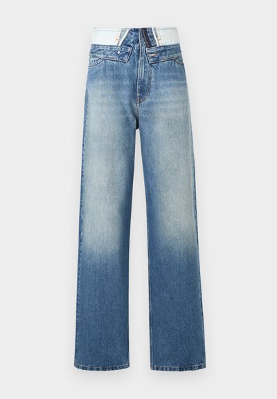 Blugi cu croială largă realizați din denim; prezintă o culoare albastru deschis cu efect de spălare estompată, fermoar și detalii contrastante la talie.