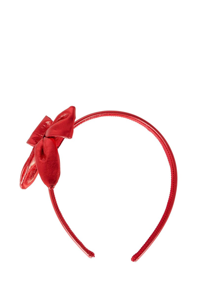 Fascia per capelli rossa in plastica con un brillante fiocco rosso attaccato su un lato, isolata su uno sfondo bianco.