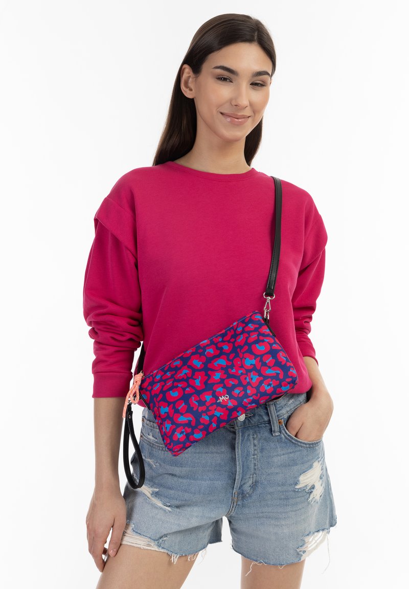 Borsa a tracolla con motivo leopardato blu e rosa, realizzata in tessuto resistente, dotata di una tracolla nera e di una chiusura con zip.