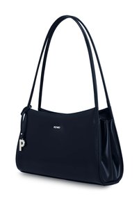 Zwarte lederen schoudertas met een gladde textuur, gebogen vorm, dubbele schouderbanden en een zilveren logo. Inclusief een klein sleutelhangeraccent.