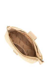 Sac à main tissé beige avec un extérieur texturé, des accessoires en or, et un intérieur spacieux comprenant une doublure imprimée du logo et une poche zippée.