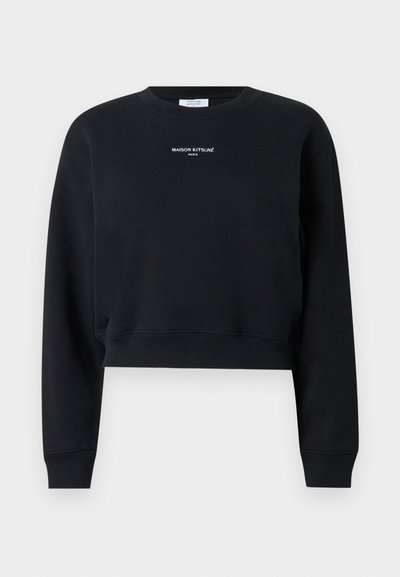 Μαύρο κοντό φούτερ με μακριά μανίκια και στρογγυλή λαιμόκοψη, με ριμπ μανσέτες και τελείωμα, και λευκό κείμενο «MAISON KITSUNÉ PARIS» στο κέντρο του στήθους.