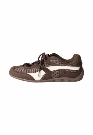 Chaussure de sport marron et beige en tissu mesh, garniture imitation daim, bande latérale blanche et lacets sur une semelle en caoutchouc à profil bas.