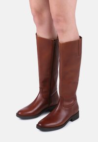 Unselected, chestnut
