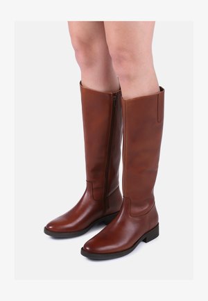 Bottes en cuir marron, arrivant jusqu'au genou, avec une fermeture éclair sur le côté, un bout carré et un talon bloc. Texture lisse avec un minimum de coutures.