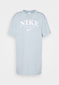T-shirt in cotone azzurro chiaro con maniche corte. Presenta il logo bianco "NIKE" e la scritta "Athletic dept. 1972" stampati sul davanti. Collo rotondo.