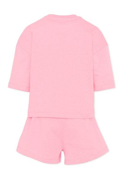 Completo con maglietta a maniche corte rosa solido e pantaloncini abbinati, tessuto morbido, stile casual, senza loghi o motivi visibili, mostrato da dietro.