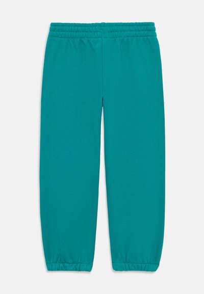 Pantalones jogger en color verde azulado, hechos de tela suave, con cintura elástica y puños fruncidos en los tobillos. Sin bolsillos ni estampados.