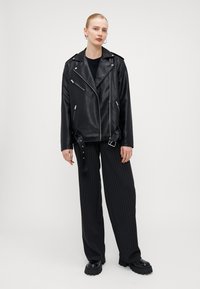 Vero Moda Tall VMBERLIN MY WIDE - Kalhoty - obsidian/oatmeal