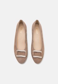 Ballerines en daim marron avec un bout rond, dotées d'un détail de boucle en argent brillant à l'avant et d'une doublure intérieure beige lisse.