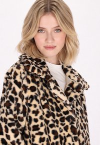 Palton din blană sintetică cu imprimeu de leopard, în nuanțe de maro și crem, cu guler decupat și închidere cu un singur nasture. Textură moale, croială lejeră.