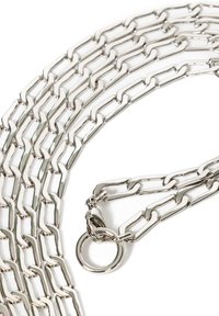 Srebrny naszyjnik z ogniw metalowego łańcuszka. Charakteryzuje się wydłużonymi, prostokątnymi ogniwami oraz okrągłym zapięciem. Gładka tekstura i błyszczące wykończenie.