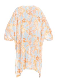 Blouse ample à manches courtes avec un fond bleu clair, ornée de motifs floraux orange et jaunes.