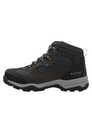Dunkelgrauer und schwarzer Wanderschuh mittlerer Höhe mit Mesh-Einsätzen, Metallösen, robuster Sohle und gebrandetem "Hi-Tec Waterproof" im Fersenbereich.