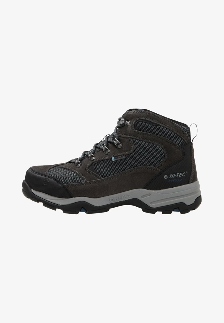 Botte de randonnée mi-hauteur gris foncé et noir avec panneaux en mesh, œillets métalliques, semelle robuste et logo "Hi-Tec Waterproof" sur la zone du talon.