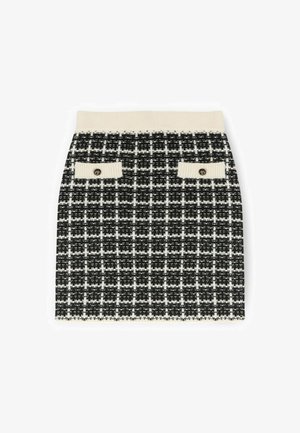 Zwart-witte geruite rok met een geribbelde crèmekleurige tailleband, voorzien van twee voorzakken met knopen en een gestructureerde pasvorm.