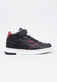Sneaker neri a metà altezza con suola bianca, dotati di una fascia in velcro e dettagli rossi. Realizzati in materiale sintetico liscio con una finitura testurizzata.