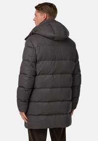 Pelēks polsterēts mētelis ar kapuci, quiltētiem elementiem un garām piedurknēm, ar ceļu garumu un gludu tekstūru.