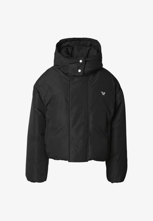 Zwarte korte pufferjas van polyester, voorzien van een hoge kraag, drukknoopsluiting en een geborduurd logo op de borst.