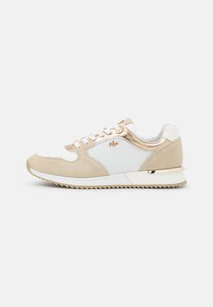 Zapatilla baja con ante beige, malla blanca, detalles en oro rosa, cordones blancos y suela beige estriada.