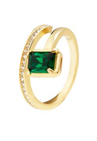 Anillo de oro con una gran piedra verde en corte esmeralda en el centro, rodeada por una banda de pequeños cristales transparentes. Diseño elegante y moderno.