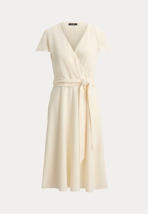 Φόρεμα τύπου wrap, κοντό με μανίκια, σε κρεμ απόχρωση, με λαιμόκοψη σε σχήμα V και ζώνη στη μέση που δένεται, μήκους μέχρι το γόνατο, από λείο ύφασμα
